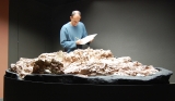 Max examinando um dos blocos com fósseis de Coelophysis. Albuquerque (2009)