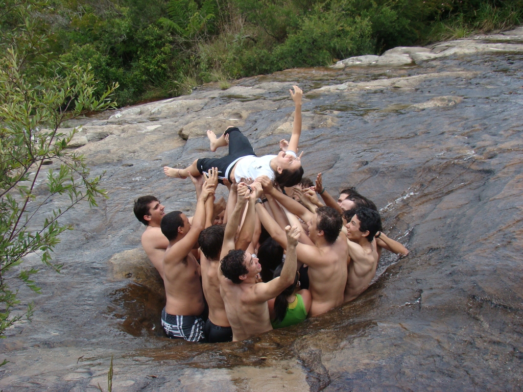 Having fun at the hole: field work of 'Paleontology' undergrad course, Guartelá State Park, Paraná (2007)
