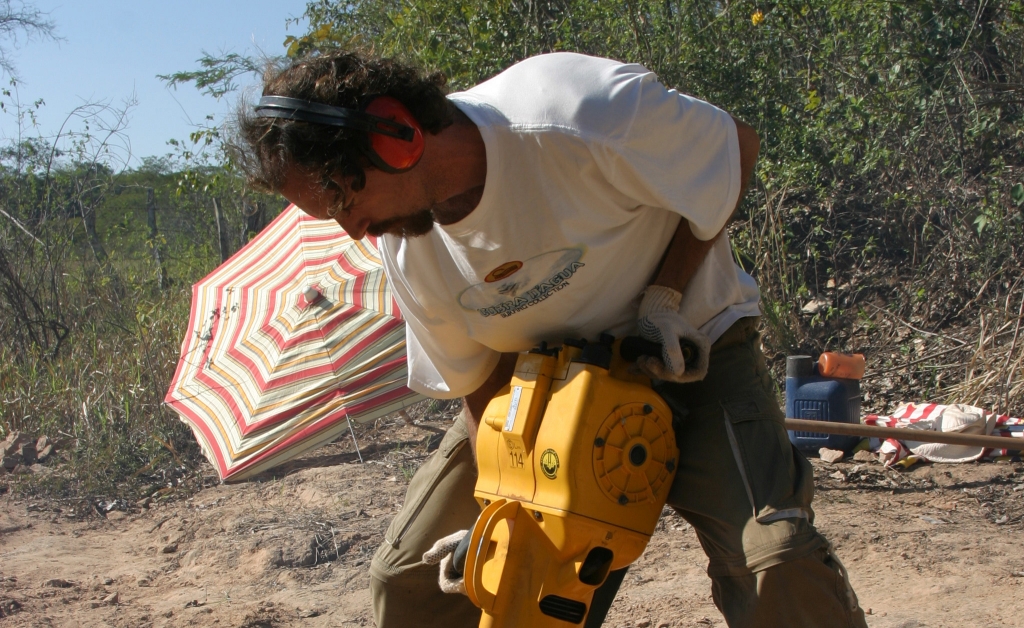 Julho/2006 field work - First goes with a sladgehammer, General Salgado