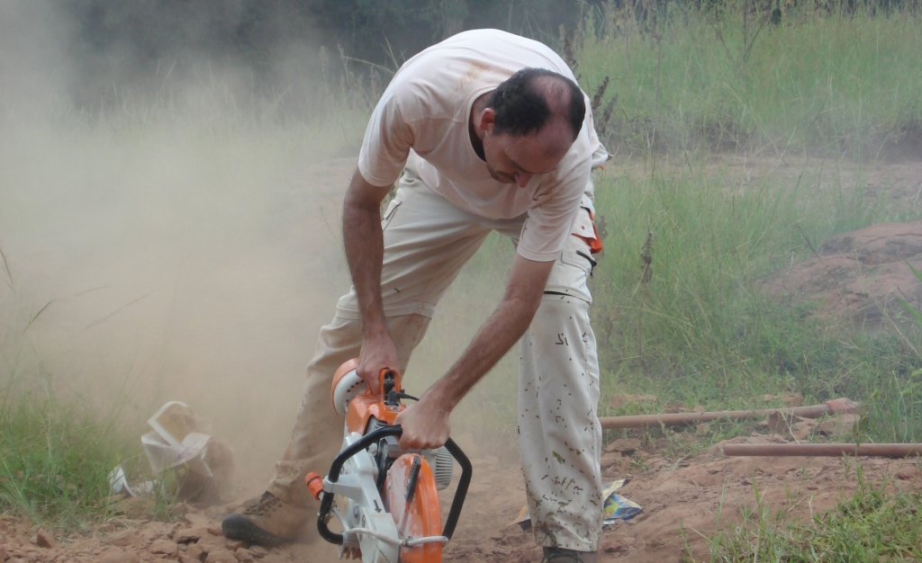 March/2011 field work - Max cutting rock, General Salgado