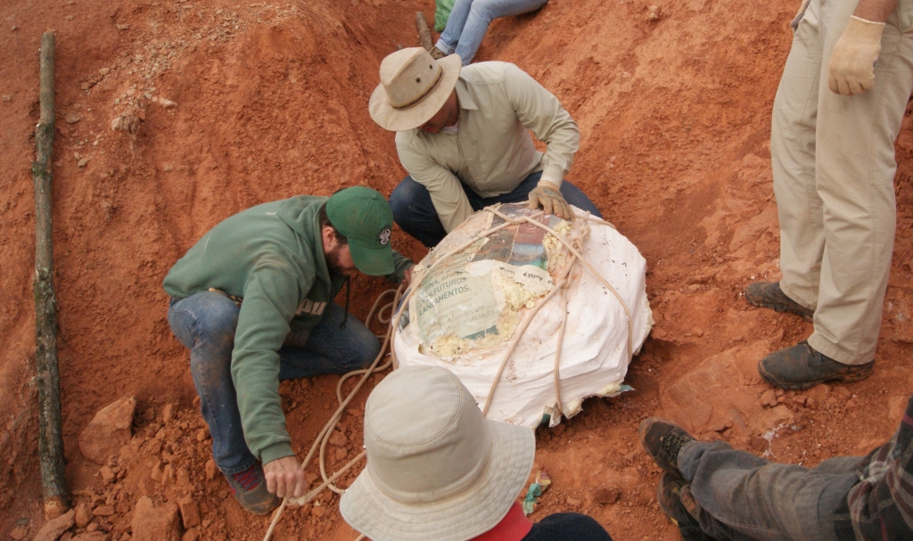 August/2014 field trip - Jonathas and Estevan digging