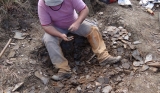 Renato digging