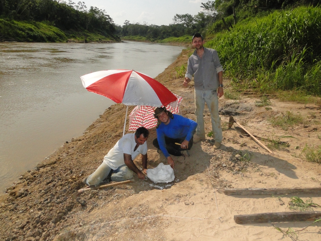 September/2015 field-trip - digging Niterói site (Tiago, Fernando and Guilherme)