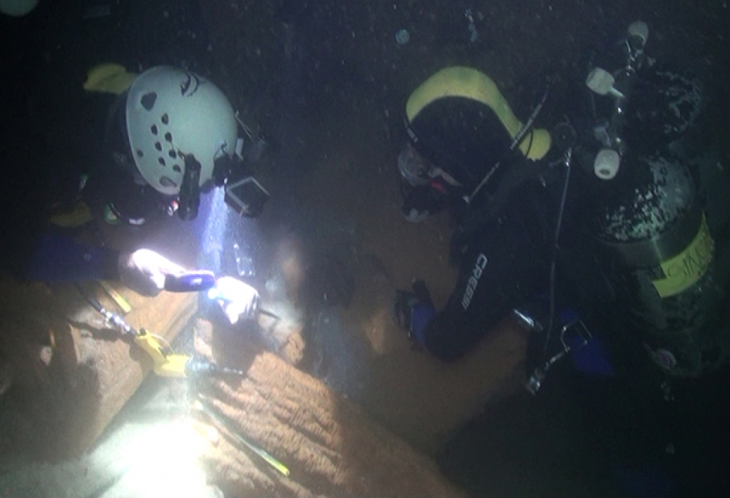 Escavação no fundo inundado da caverna