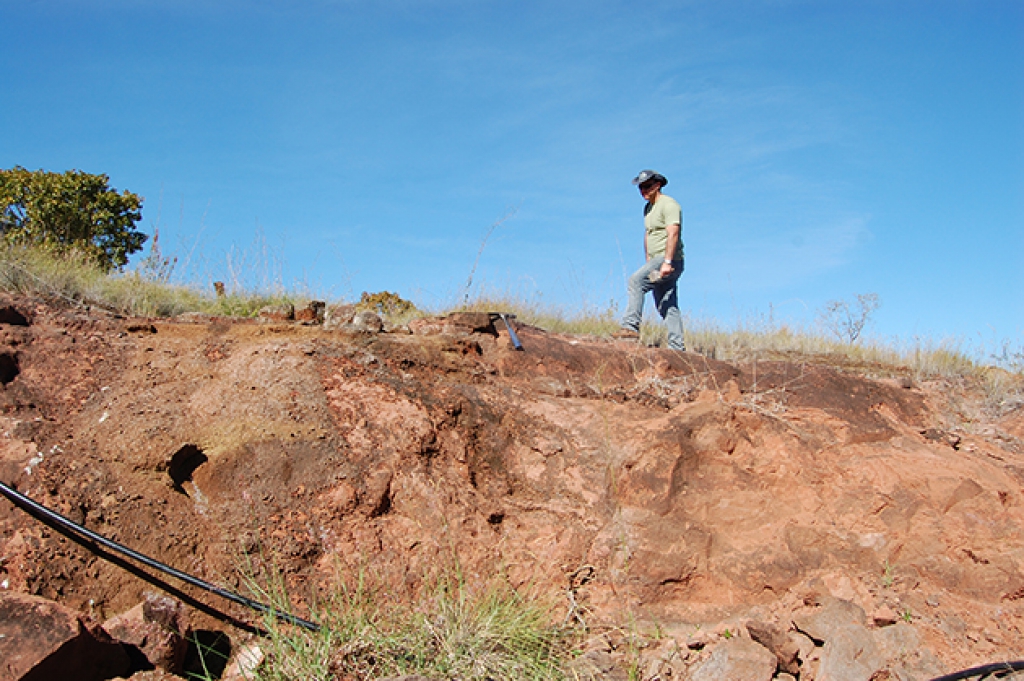 June/2010 field trip - Geologist Alessando Battezelli (UNICAMP) in the outcrop