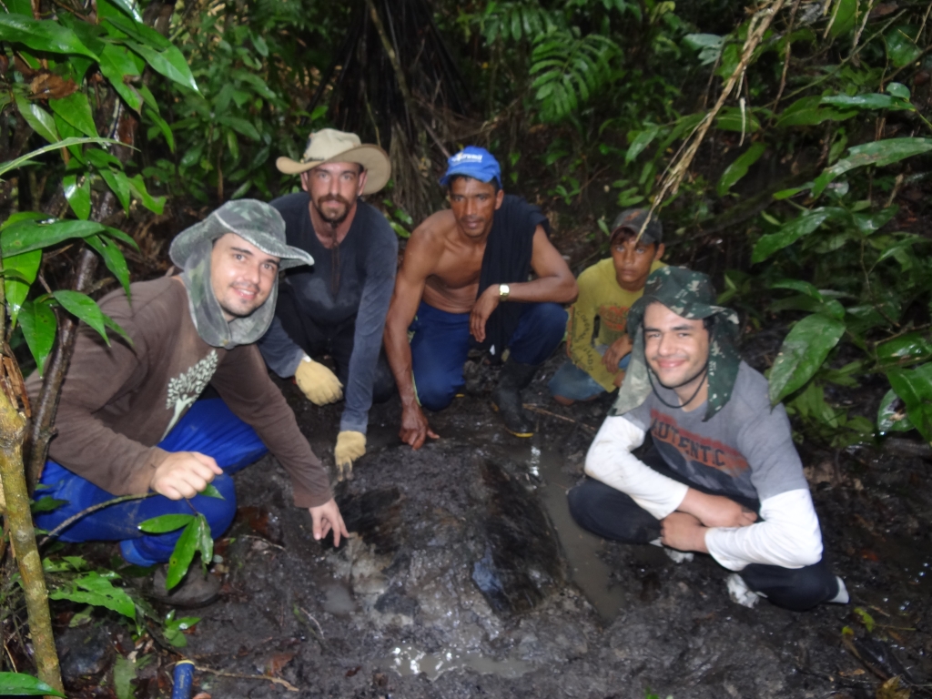 August/2013 field-trip - Marcos, Max, Giovane and the turtle in the jungle, Purus River