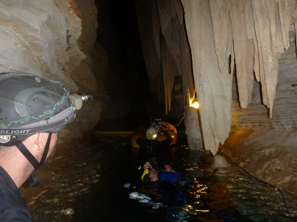 September/2012 field trip - setting the "camp" inside the cave