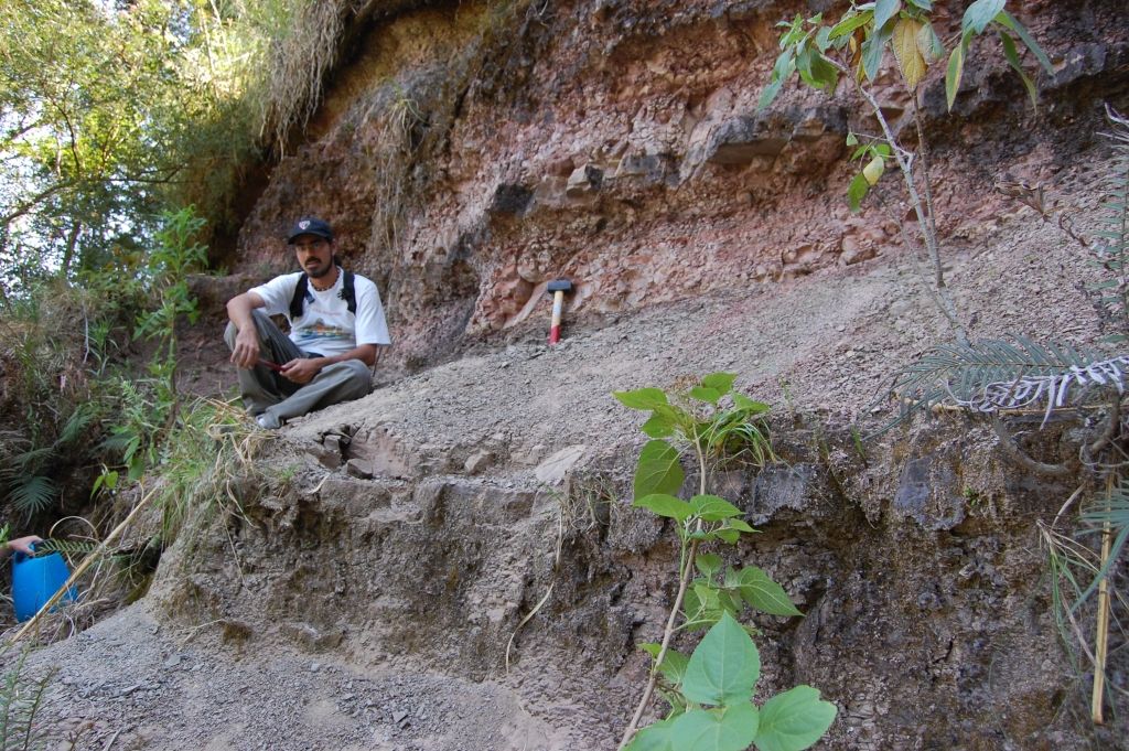 September/2007 field trip - Marco at the "tubarão" site