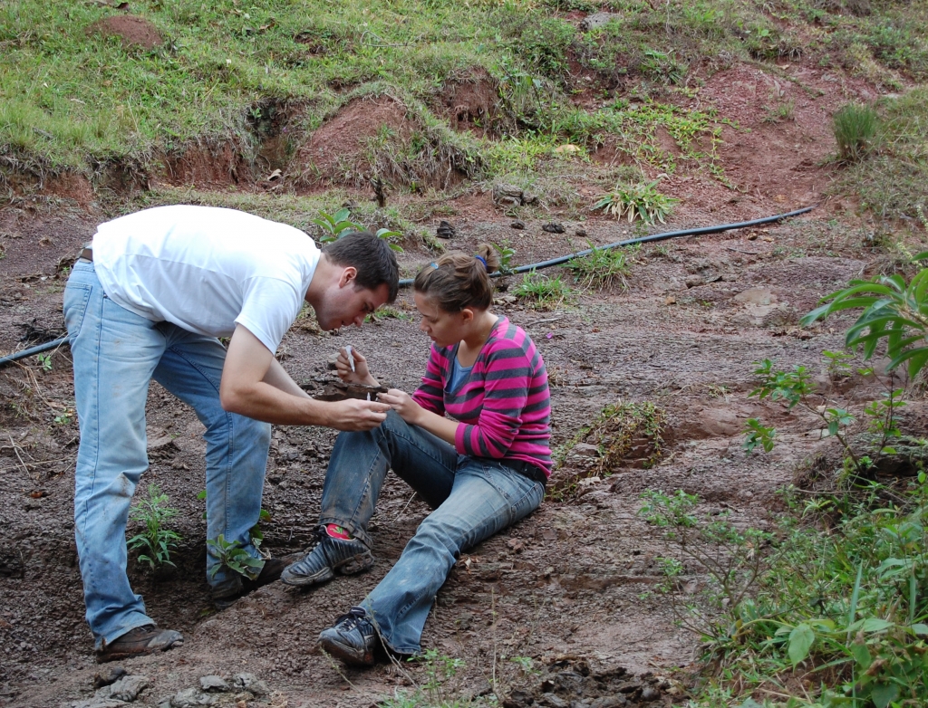 June/2008 field trip - Estevan and Mariela fossil flirting