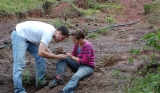 June/2008 field trip - Estevan and Mariela fossil flirting