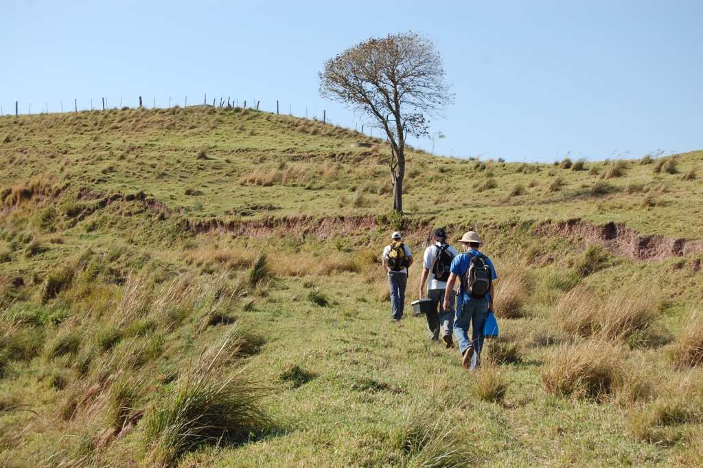 September/2007 field trip - Jonathas, Estevan and Marco on the way to the outcrop