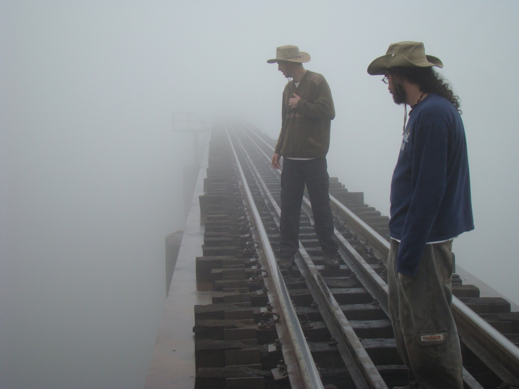 Campo junho/2008 - Checando para ver se não aparece um <i>Pteranodon</i> caminhando pelos trilhos