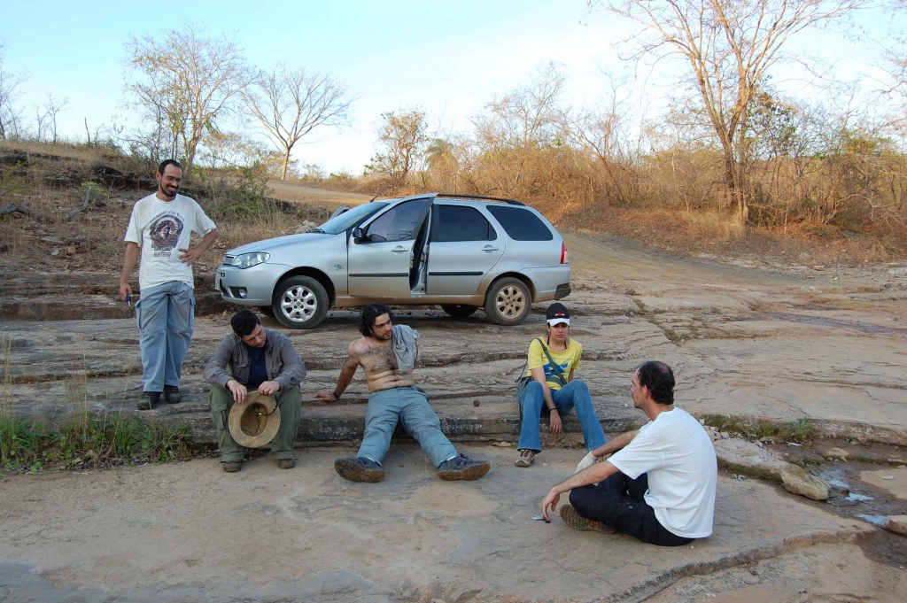 Campo Agosto/2010 -  arco, Roberto, Roque, Carol, and Max resting at Pedra de Fogo creek