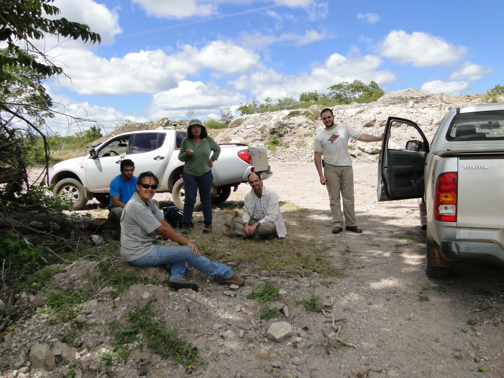 May/2013 field trip - Giovani, Jeanninny, Ana, Max, and Júlio in a quarry