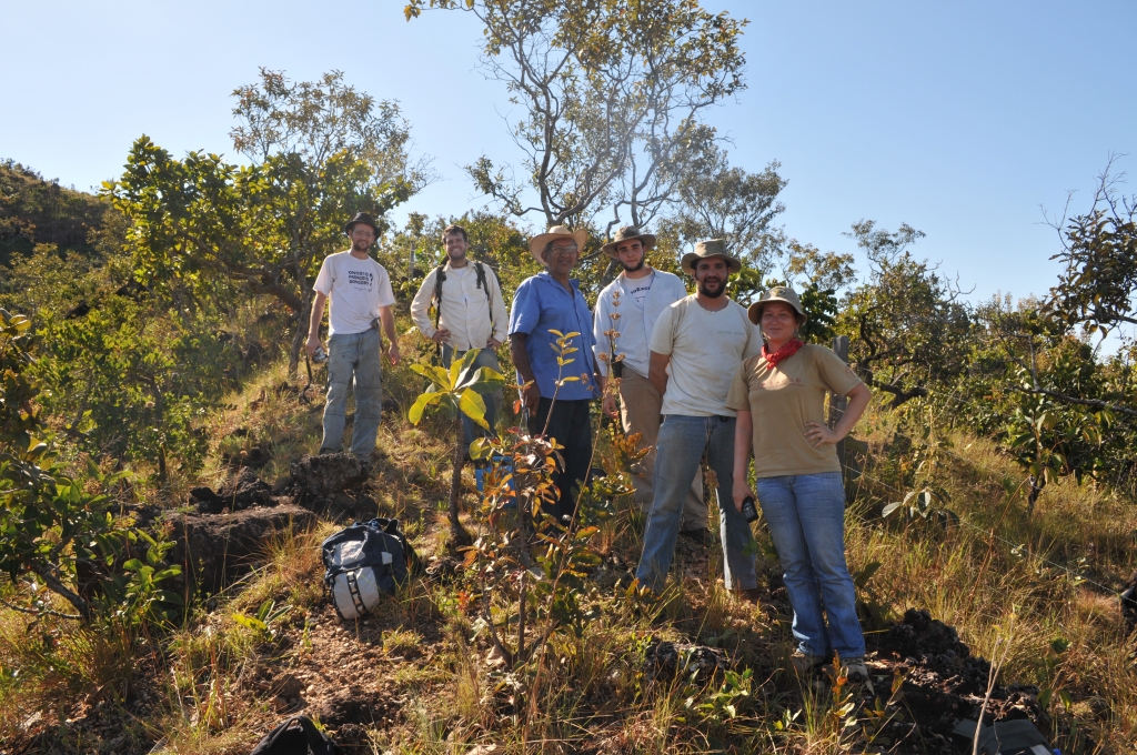 June/2011 field work - Climbing Cambambe Hill with "Mr. Jango"