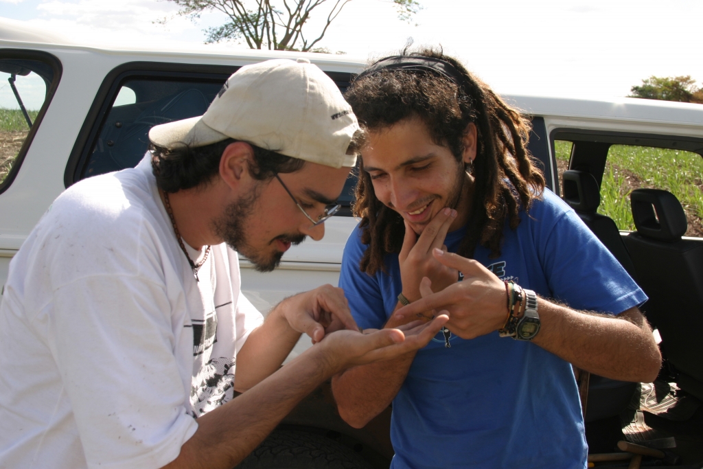 Julho/2006 field work - Two young students with faked interest, Ibirá