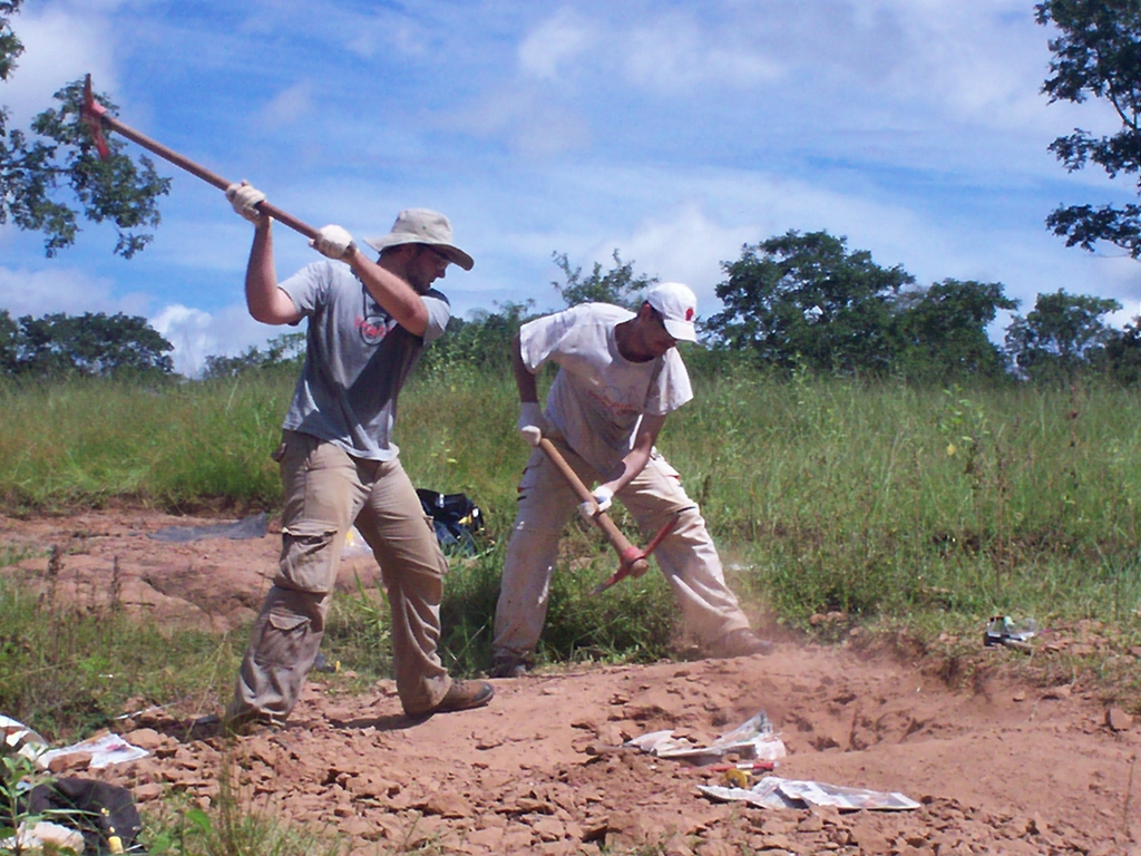 March/2011 field work - Max and Júlio digging at Córrego Buriti, General Salgado