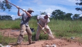 March/2011 field work - Max and Júlio digging at Córrego Buriti, General Salgado