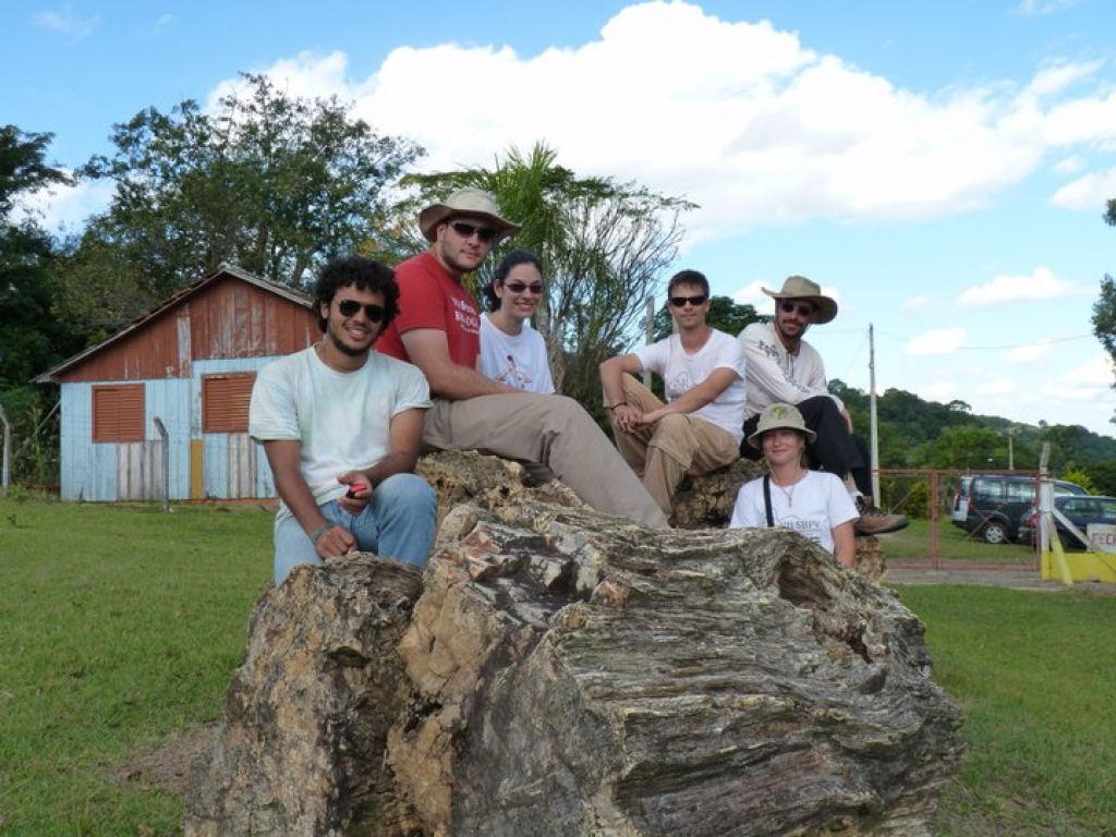 Campo Abril/2011 - Equipe do Laboratório de Paleontologia (da esquerda para direita: Gabriel, Júlio, Bete, Bruno, Annie e Max) no Jardim Paleobotânico de Mata