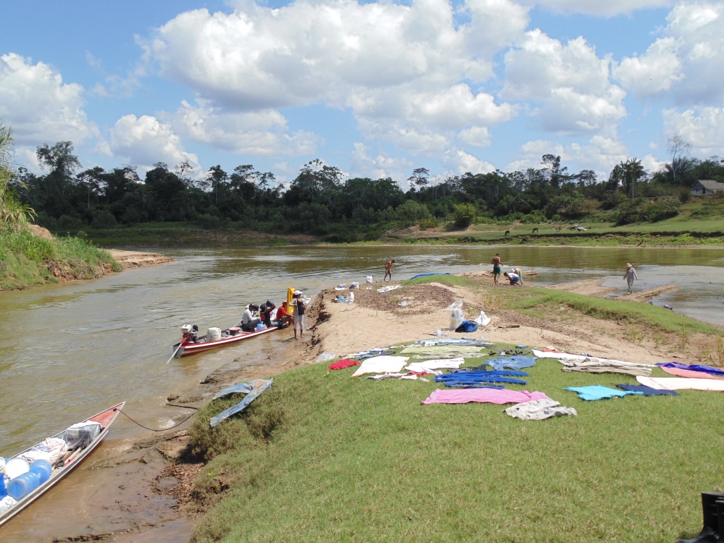 August/2014 field-trip - Dryinh clothes, Juruá river