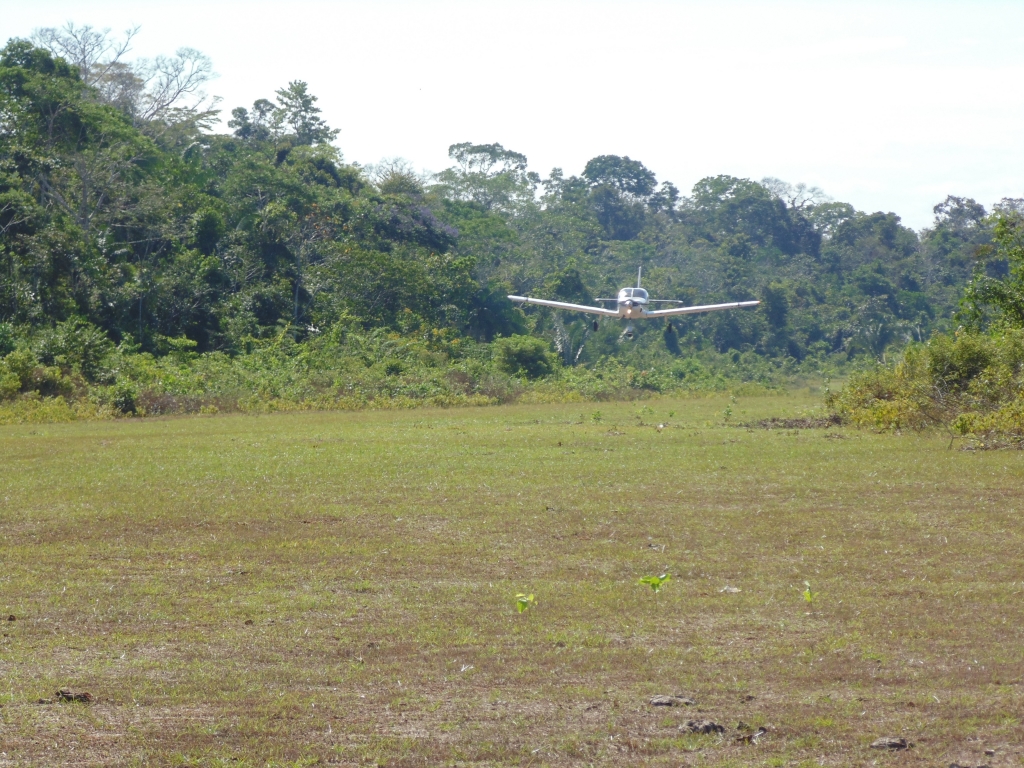 August/2014 field-trip - Landing at Foz do Breu airport, Juruá river