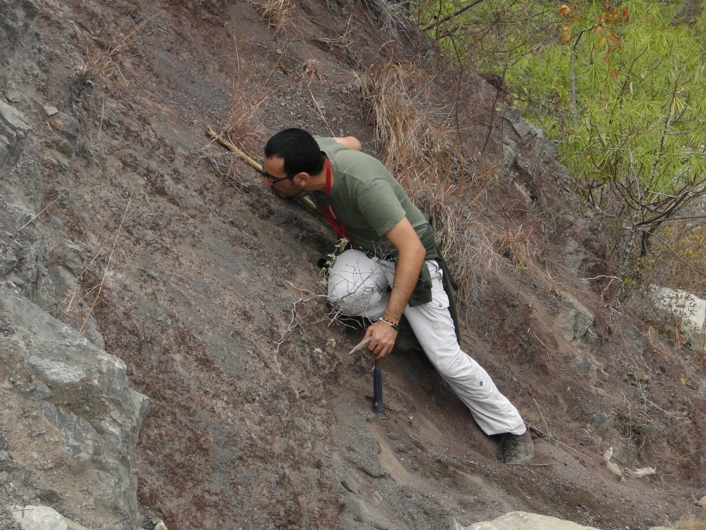 February/2014 field trip - Simone digging at the type-section of La Quinta Formation