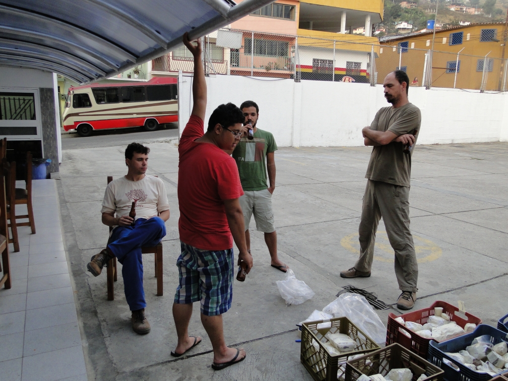 February/2014 field trip - Packing fossils to return, La Grita