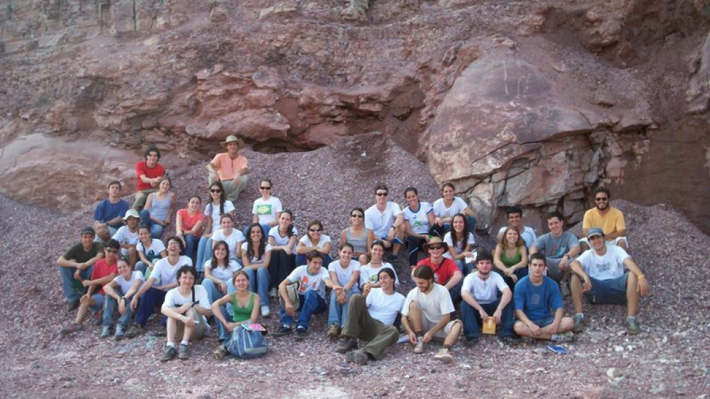 In the shadow of the giant stromatolites: 'Geology' field work at Irati Formation quarry (2007)