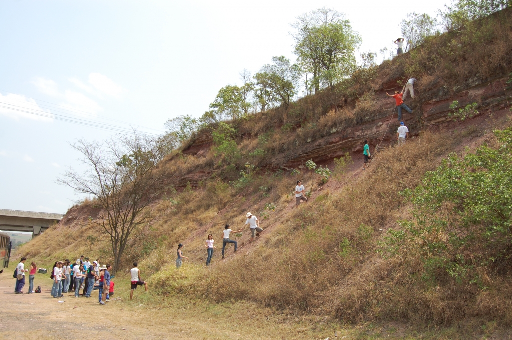 Coletando fósseis na Formação Corumbataí (Permiano), Rio Claro-SP. Excursão de 'Geologia' (2007).