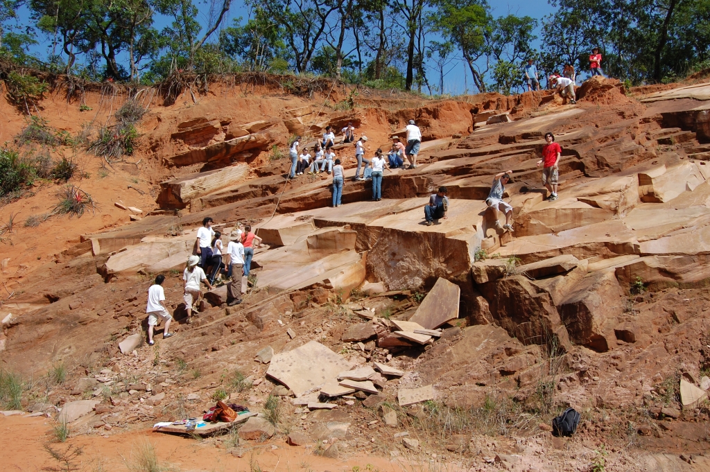 Escalando paleodunas: trabalho de campo de 'Geologia' na pedreira do 'Distrito do Ouro', Araraquara-SP (2007)