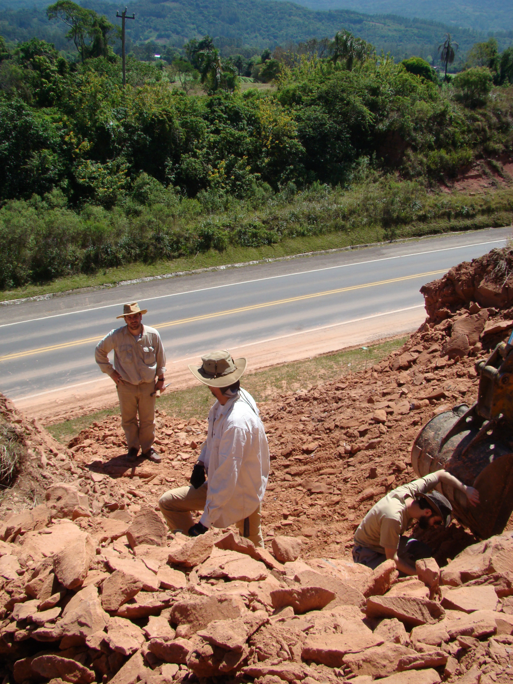 Campo Outubro/2016 - Escavadeira no Cerro Botucaraí