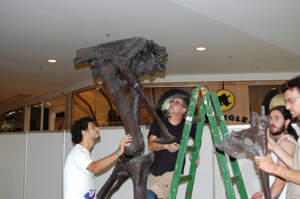 Montagem da exposição 'Dinossauros da Patagônia', Ribeirão Preto (2011)