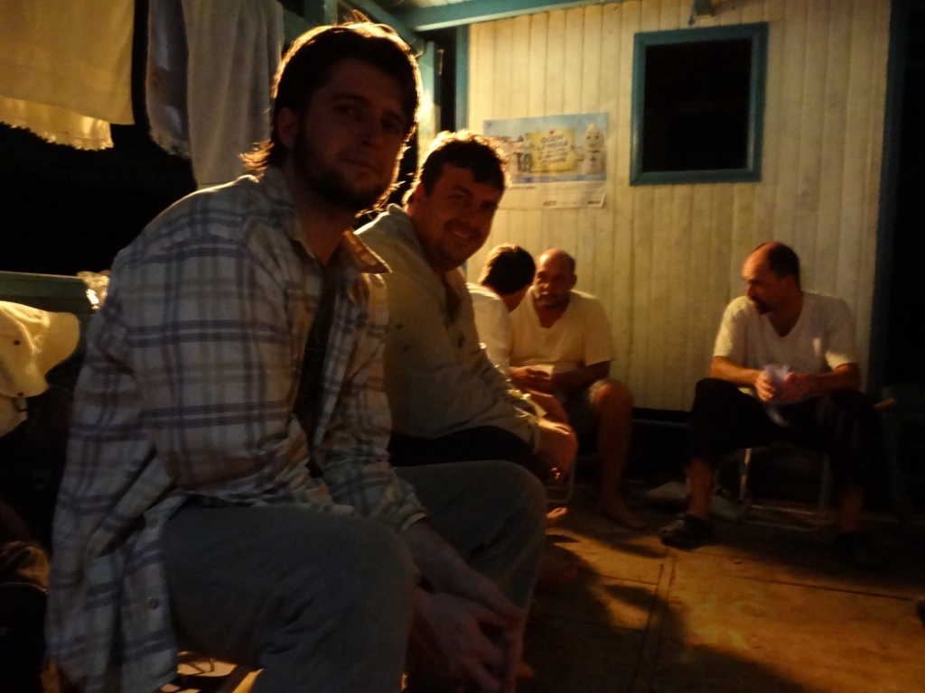 Campo Agosto/2013 - Leonardo, Renato, Jonas e Max à noite no barco, Rio Purus