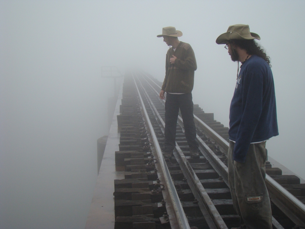 Campo junho/2008 - Checking for a <i>Pteranodon</i> coming out of the fog