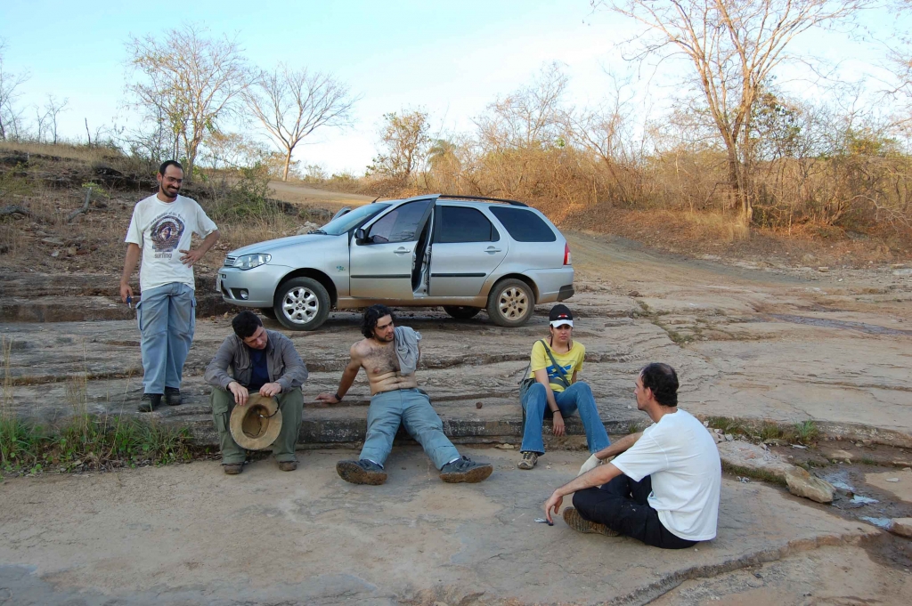 Campo Agosto/2010 - Marco, Roberto, Roque, Carol e Max descansando no Riacho Pedra de Fogo