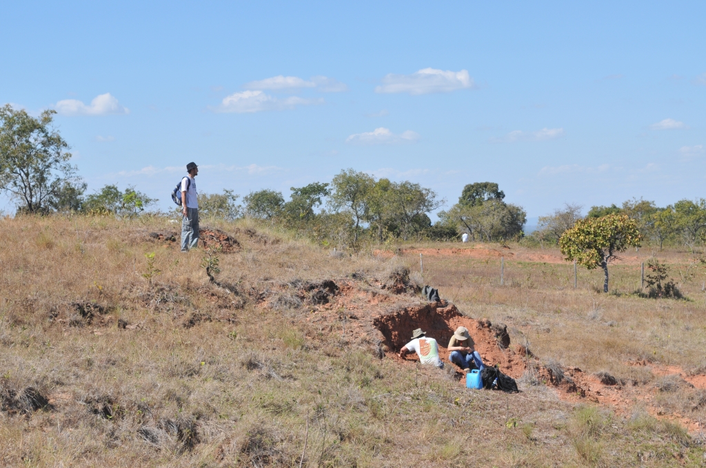 June/2011 field work - Jonathas and Annie digging at Cambambe Hill, Chapada dos Guimarães -MT